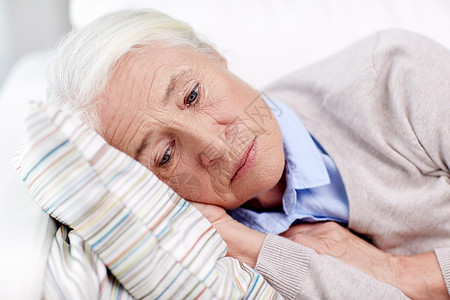龄,悲伤,麻烦,问题人的悲伤的老妇女睡家里的枕头上图片