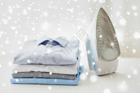 熨烫,衣服,家务物品的铁衣服家里的桌子上的雪效果图片