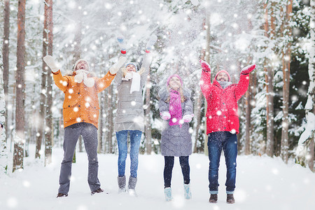 爱,季节,友谊人的群快乐的男人女人冬天的森林里玩雪图片