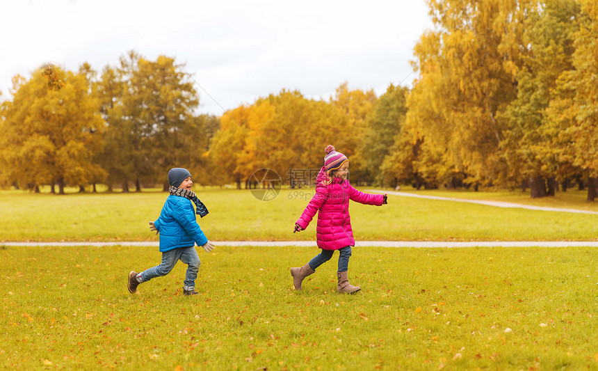 秋天,童,休闲人的群快乐的孩子玩标签游戏公园户外跑步图片