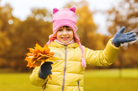 秋天,童,幸福人的快乐美丽的小女孩与枫叶挥动手户外背景图片