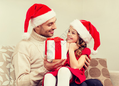 家庭,诞节,冬天,幸福人们的微笑的父亲给女儿礼物盒高清图片