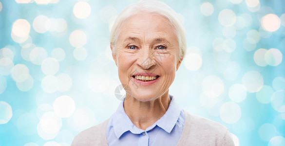 微笑的老年妇女图片