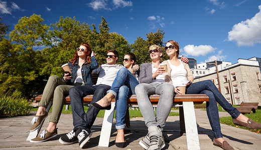暑假,友谊,休闲青少群快乐的学生青少校园公园闲逛喝咖啡图片