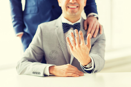 人们,庆祝,同婚姻爱情亲密的男夫妇,结婚戒指放肩上图片