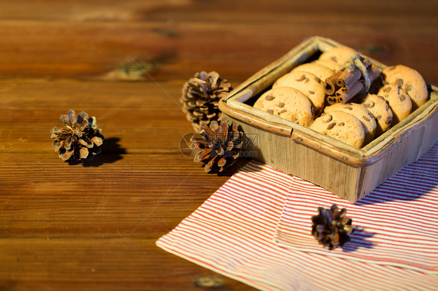 诞节,烘焙,烹饪,假日食品燕麦饼干木箱与肉桂松果桌子上图片
