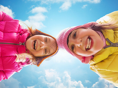 童,休闲,友谊人的快乐的女孩户外蓝天云彩的背景图片