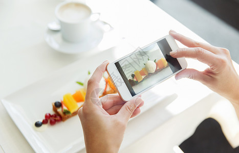手洗水果人,假日,技术,食物生活方式的亲密的女人与智能手机拍照甜点餐厅背景
