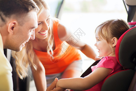 家庭,交通,安全,道路旅行人们的快乐的父母与小女孩婴儿车座位上交谈图片
