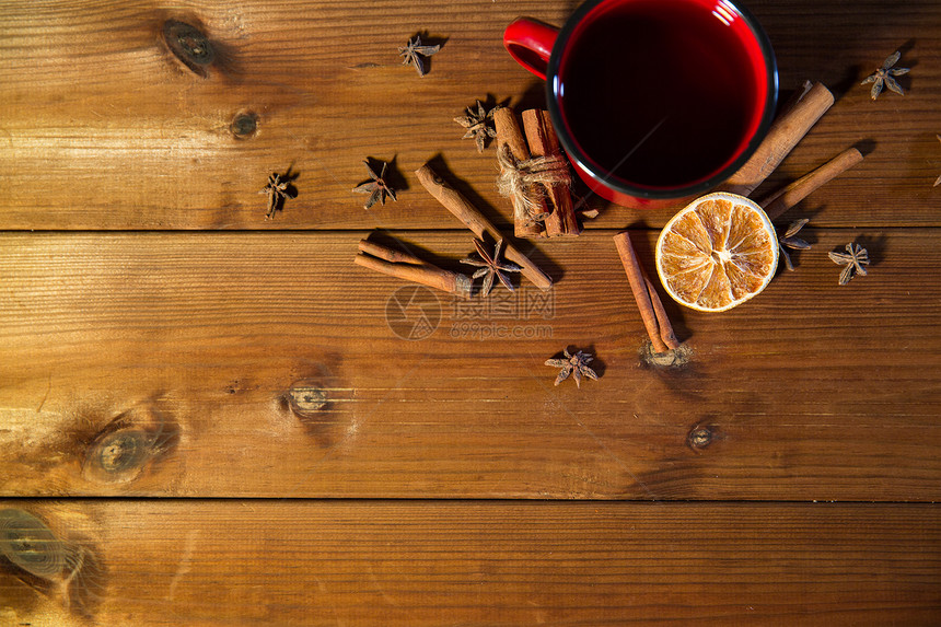 诞节,假日,烹饪香料的茶杯与肉桂,八角橙顶部木桌图片