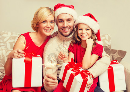 家庭,诞节,冬天,幸福人的微笑的家庭诞老人助手帽子与许多礼品盒孟加拉灯图片