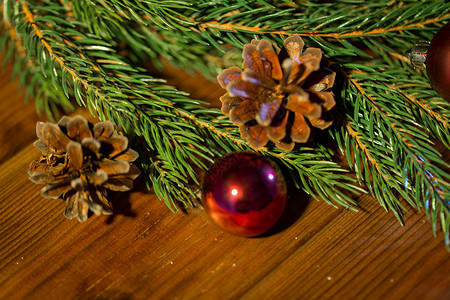 诞节装饰,假日,新装饰自然冷杉树枝,球松果木桌上图片