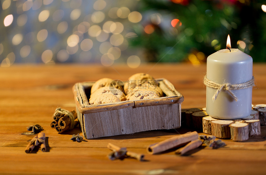 诞节,假日,食物烘焙燕麦饼干木箱肉桂桌子上的灯光图片