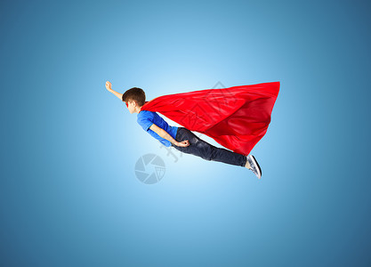 蓝色斗篷想象,自由,童,运动人的男孩穿着红色超级英雄斗篷具空中飞行的蓝色背景背景