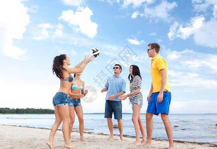暑假,运动,休闲人的群快乐的朋友玩沙滩球图片