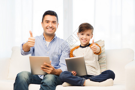 休闲,技术,家庭人的快乐的父子与平板电脑大拇指家里的手势图片