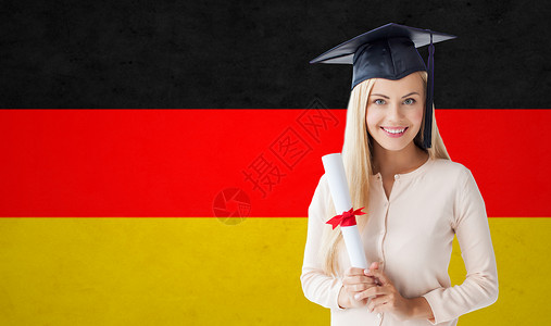人,毕业,学校教育快乐的学生女孩学士帽与文凭的德国背景图片
