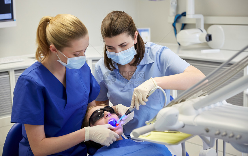 人,医学,口腔医学保健女牙医与牙科治疗光镜子治疗病人女孩牙齿牙科诊所办公室图片