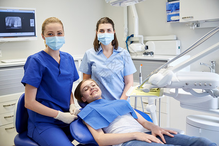 人,医学,口腔科保健快乐的女牙医与助理病人女孩牙科诊所办公室图片