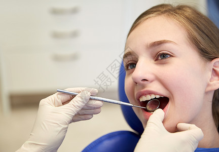 人,医学,口腔医学保健牙医的手与牙科镜子检查病人女孩的牙齿诊所图片