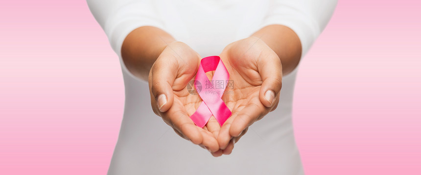 医疗保健医学妇女手粉红色乳腺癌意识丝带双手着粉红色的乳腺癌意识丝带图片