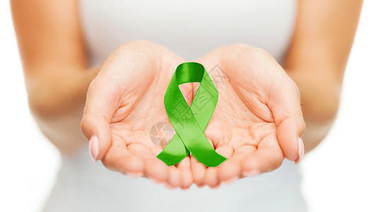 保健医学女手握绿色器官移植意识丝带双手着绿色的意识丝带图片