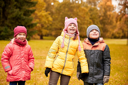 童,休闲,友谊人的群快乐的孩子秋天的公园高清图片