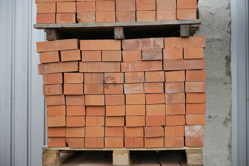 砖,建筑建筑材料的棕色砖批木制储存托盘图片
