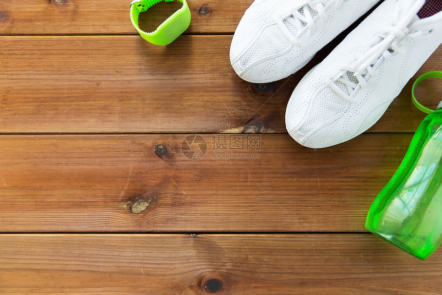 运动,健身,健康的生活方式物品运动鞋,手镯水瓶木地板图片