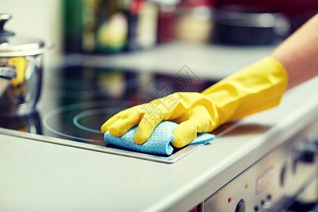 人,家务家务亲密的妇女手家里厨房用抹布清洁炊具保护手套背景图片