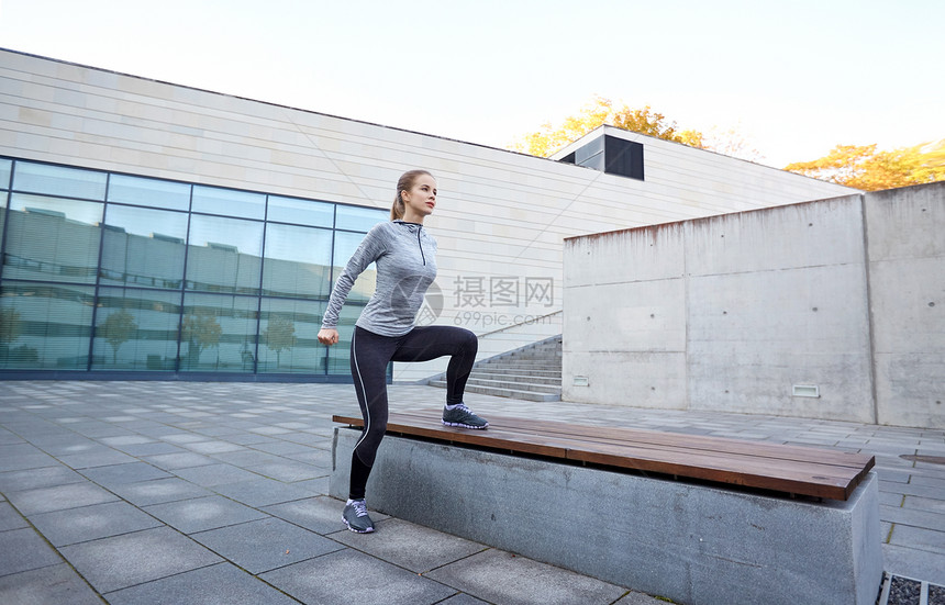健身,运动,人健康的生活方式妇女户外长凳上锻炼图片