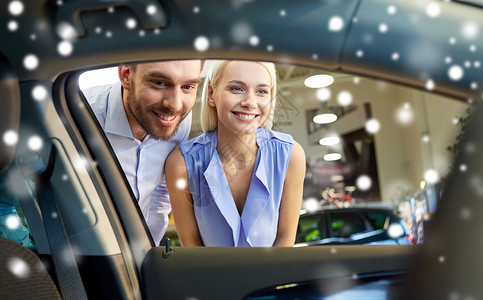 汽车业务,汽车销售,消费主义人们的快乐夫妇购买汽车车展沙龙雪效果图片