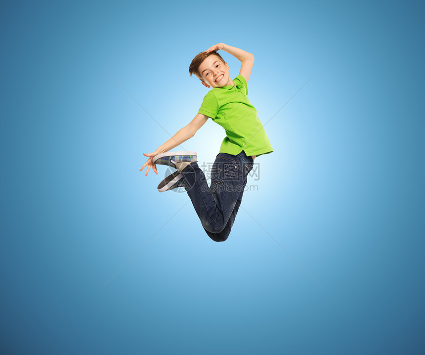 幸福,童,自由,运动人的微笑的男孩蓝色背景上跳跃图片