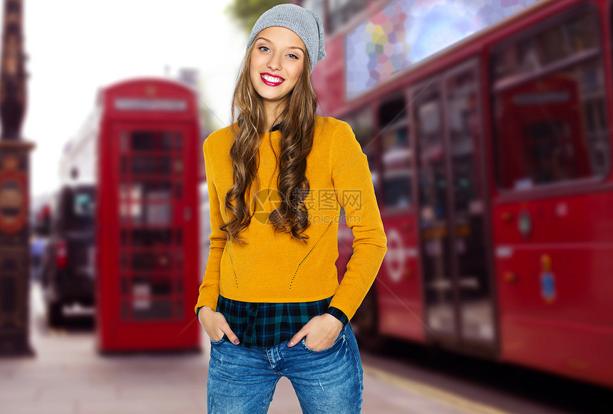 人,旅游,风格时尚快乐的轻妇女少女穿着休闲服装时髦的帽子伦敦城市街道背景图片