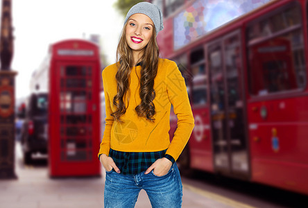 双层车人,旅游,风格时尚快乐的轻妇女少女穿着休闲服装时髦的帽子伦敦城市街道背景背景