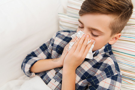 捂鼻子男孩童,医疗,鼻炎,人医学生病的男孩流感躺床上,家里鼻子背景