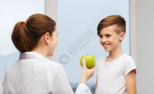 医学,保健,牙科,饮食人的医生牙医与绿苹果快乐的男孩诊所图片