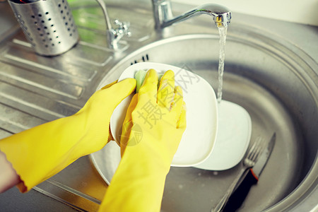 人,家务,洗衣家务妇女的手,家庭厨房用海绵洗碗防护手套背景图片