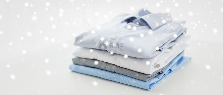 熨烫,洗衣,衣服,内务物品的熨烫折叠衬衫家里的桌子上的雪效果图片