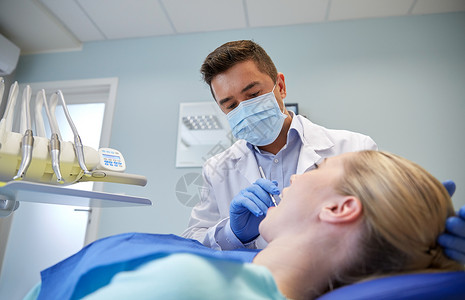 人,医学,口腔医学保健男牙医具检查女病人牙齿牙科诊所办公室图片