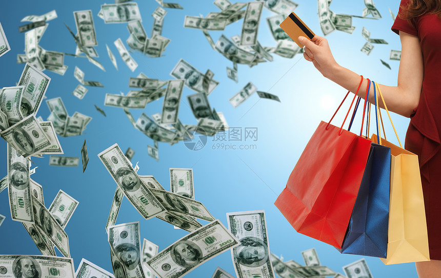人销售金融消费主义蓝色背景金钱雨上用购物袋银行信用卡接近女图片