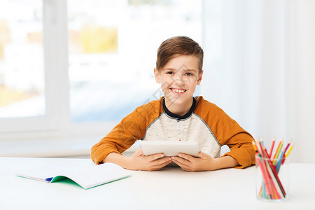 休闲,儿童,教育,技术人的微笑男孩与平板电脑笔记本电脑家里图片