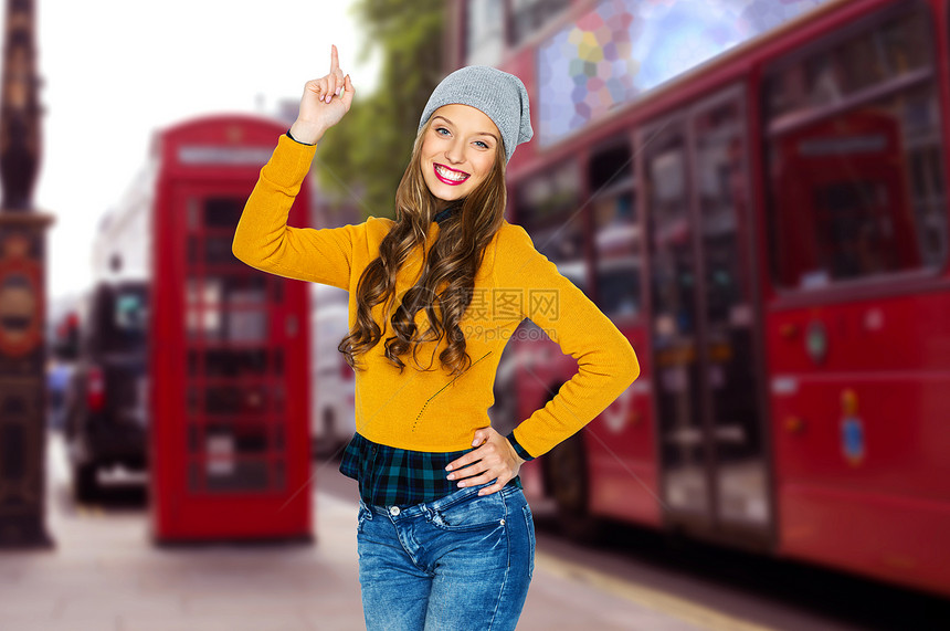 人,旅游,旅游时尚快乐的轻妇女少女穿着休闲服装时髦的帽子指向伦敦城市街道的背景图片