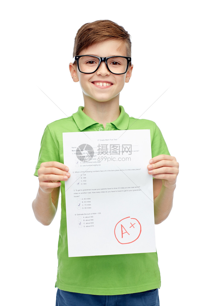童,学校,教育人的快乐的微笑男孩戴着眼镜,着与考试结果图片