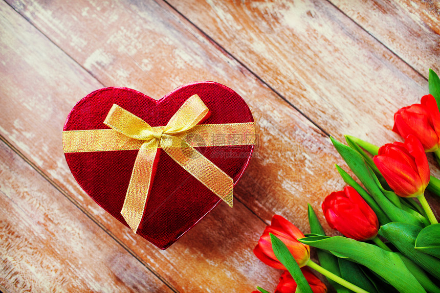 鲜花,情人节假日红色郁金香心形巧克力盒木桌上图片