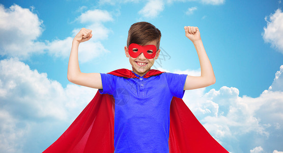 嘉华,童,权力,手势人的快乐男孩红色超级英雄斗篷具拳头蓝天云的背景图片