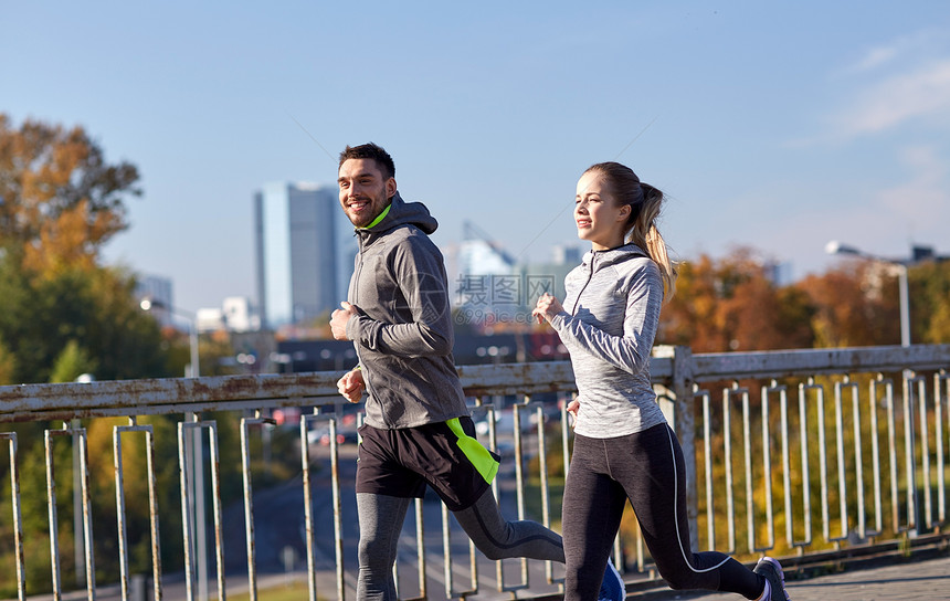 健身,运动,人生活方式的快乐的夫妇户外跑步图片