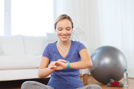 健身,运动,人,技术健康的生活方式快乐的女人与心率手表家里锻炼图片
