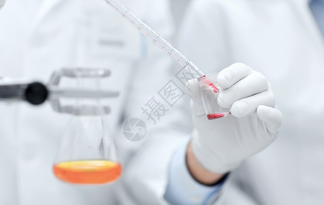 科学,化学,技术,生物学人的密切科学家的手与吸管填充试管临床实验室的研究图片
