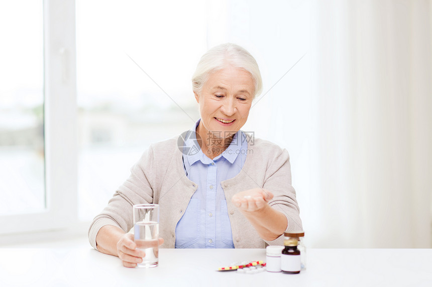龄,医学,保健人的快乐的老妇女家里吃药喝水图片